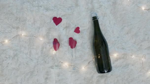 Copas Con botella de champán y corazón rojo — Vídeos de Stock