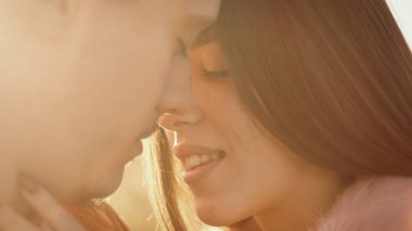 Romantik çift gün batımında birbirine bakar. 