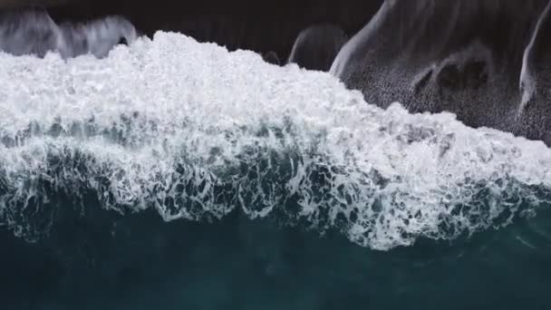 Le onde dell'oceano schizzano sulla spiaggia sabbiosa — Video Stock