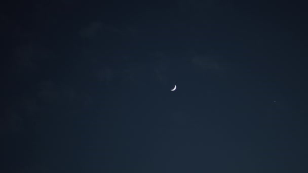 Panorama de media luna en el cielo azul — Vídeo de stock