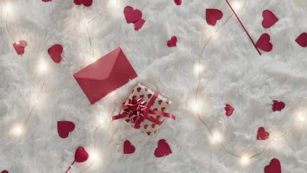Carta vermelha para dia dos namorados com fundo de corações vermelhos — Vídeo de Stock