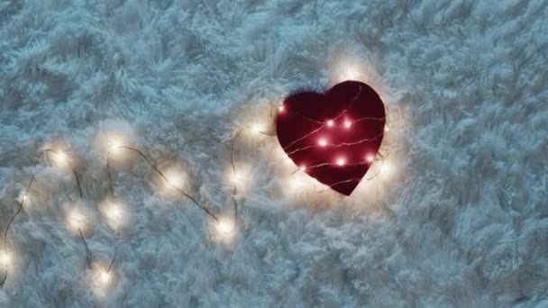 Handen wrap Red Heart Met Fairy Lights in magische sfeer — Stockvideo