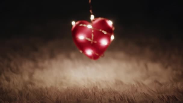 Красное сердце с огнями феи в волшебной атмосфере — стоковое видео