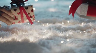 Sevgililer Günü için evde bir çift hediye kutusu. 