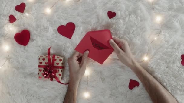 Jongen open een rode brief voor Valentijnsdag — Stockvideo