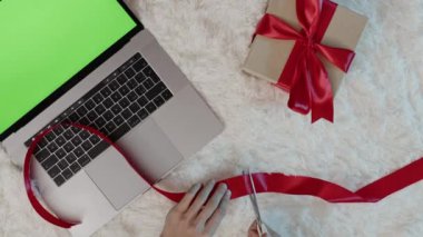 İnternetten Sevgililer Günü için hediye al. 