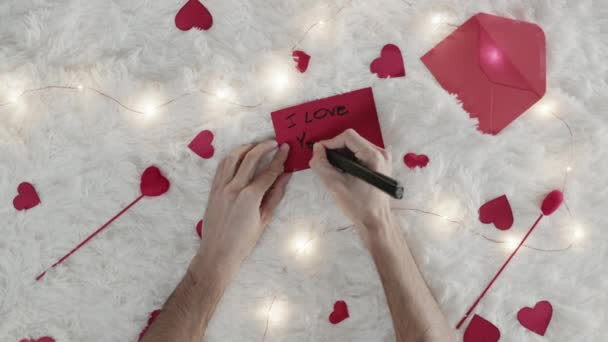 Jongen schrijft ik hou van je op rode brief — Stockvideo