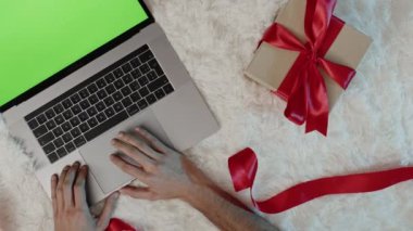 İnternetten Sevgililer Günü için hediye al. 