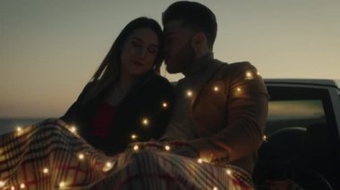Gün batımında romantik bir çiftin masal anlatma görüntüleri. Aşk hikayesi.. 