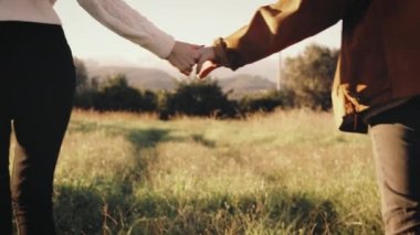 Romantik Çift Bir Tarlada El ele Yürüyor 