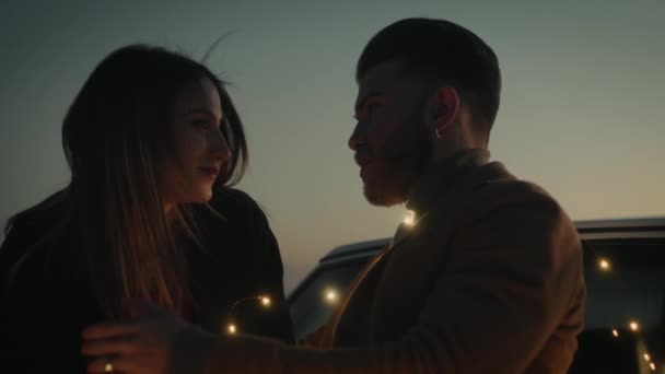 Romantyczna para w miłości o zachodzie słońca na samochodzie — Wideo stockowe
