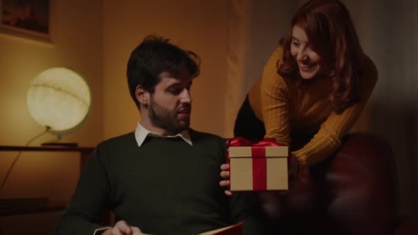 Kız sevgilisine sevgililer günü hediyesi kutusu veriyor. — Stok video