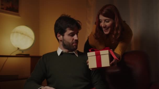 Kız sevgilisine sevgililer günü hediyesi kutusu veriyor. — Stok video