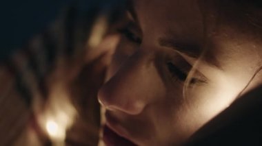 Gece Erkek arkadaşıyla Soğukkanlı Kız 'ı kapatın. 