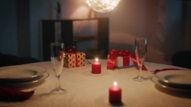 Sevgililer Günü için romantik masa. Evde romantik bir akşam yemeği.. 