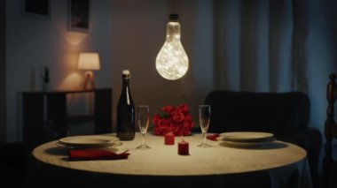 Sevgililer Günü için romantik masa. Evde romantik bir akşam yemeği.. 