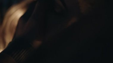 Gece Erkek arkadaşıyla Soğukkanlı Kız 'ı kapatın. 