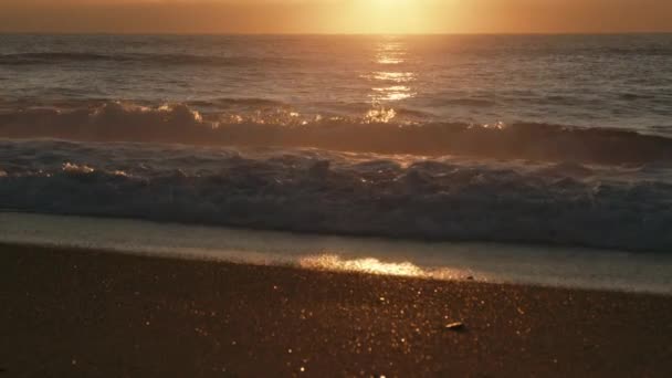 Fale rozbijają się na plaży wcześnie rano — Wideo stockowe