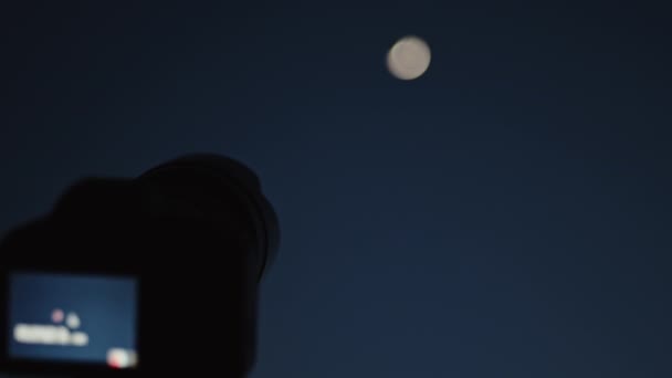 Крупним планом бездзеркальна камера, що знімає часовий проміжок на Місяці — стокове відео