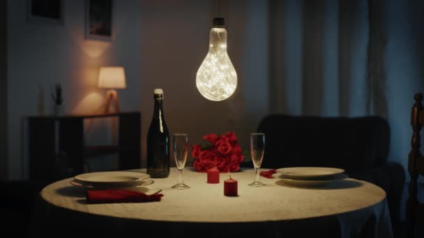 Mesa romántica para el día de San Valentín. Cena romántica en casa. — Vídeo de stock