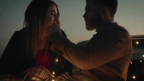 Couple romantique amoureux au coucher du soleil sur une voiture — Video