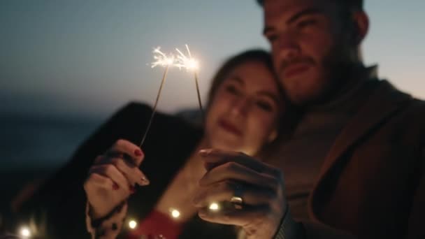Images de contes d'un couple romantique avec des étincelles. — Video