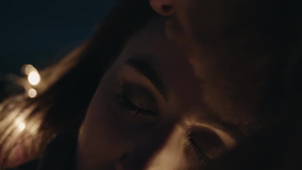 Close up Menina gelada com seu namorado na noite — Vídeo de Stock