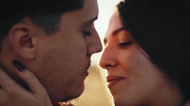 Gün batımında çiftler birbirine bakar.