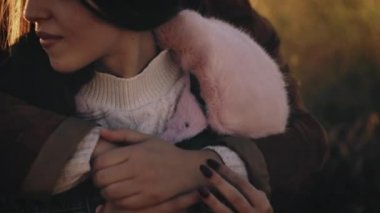 Gün batımında Çiftler İçin Kapalı Kucaklaşma 