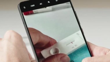 Adam akıllı telefonla negatif örnek alıyor.