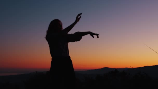 Σιλουέτα χορεύτριας στο φως του ηλιοβασιλέματος — Αρχείο Βίντεο