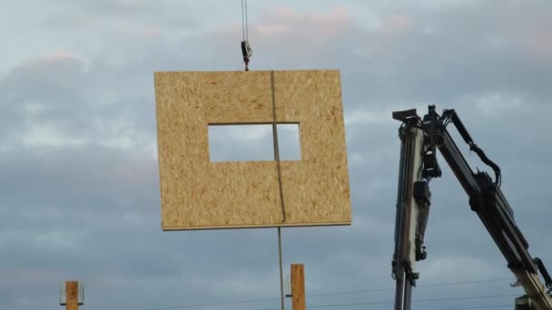 Kran hebt Holzwand in die Luft — Stockvideo