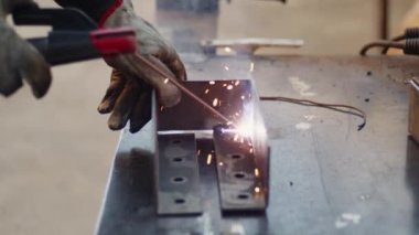 Demir işinde kaynak uzmanı. 