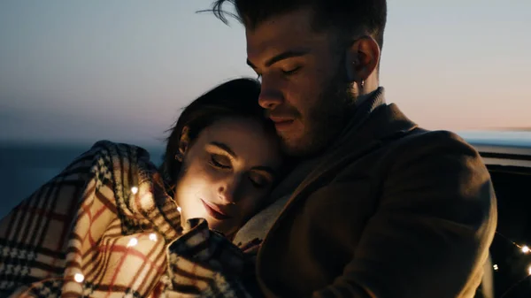 Sevgililer Günü için Battaniyeli Romantik Çift 