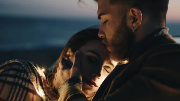 Gece Erkek arkadaşıyla Soğukkanlı Kız 'ı kapatın. 