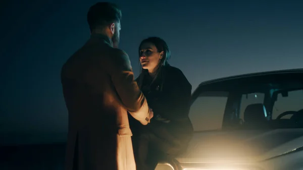 Gece vakti romantik bir çiftin hikaye anlatma görüntüleri. 