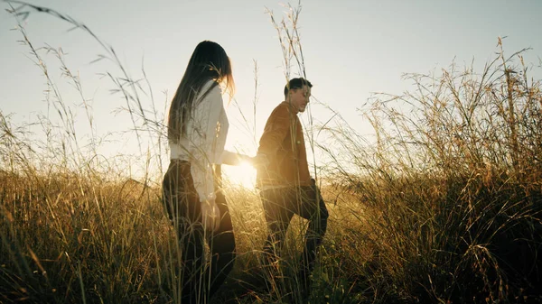 Couple Walks outdoor In A Field At Sunset — Stock Photo, Image