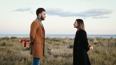 Nişanlı Çift Sevgililer Günü Hediyeleri Değiştirme Günü