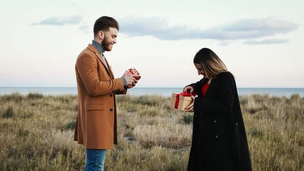 Échanges de couples fiancés Cadeaux pour la Saint Valentin — Photo