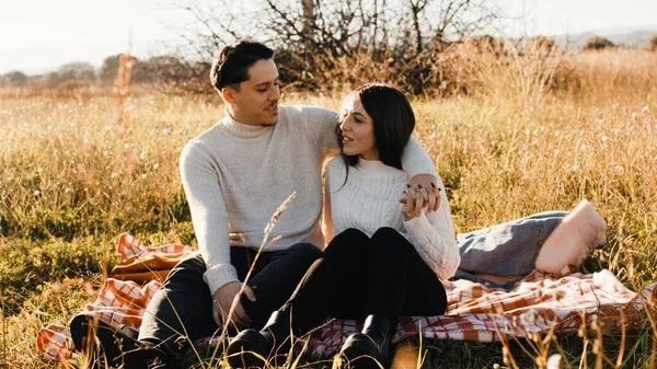 Couple romantique sur la prairie en plein air au coucher du soleil — Photo