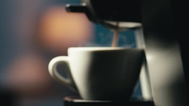 Close-up van de koffie uit de machine — Stockvideo