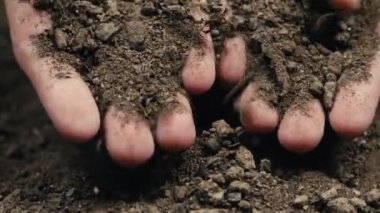 Kuru toprağı elleyen eller. Kuraklık kavramı..