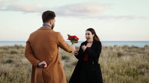 Garçon donne des roses rouges à sa copine — Photo
