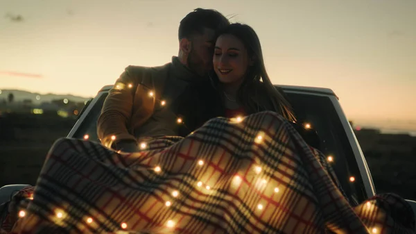 Gün batımında romantik bir çiftin masal anlatma görüntüleri. Aşk hikayesi.. 