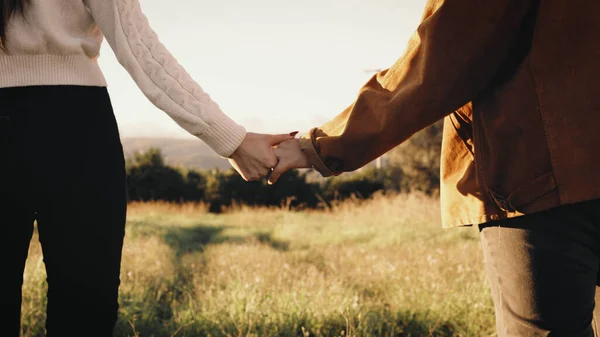 Romantisches Paar geht Hand in Hand ins Freie — Stockfoto