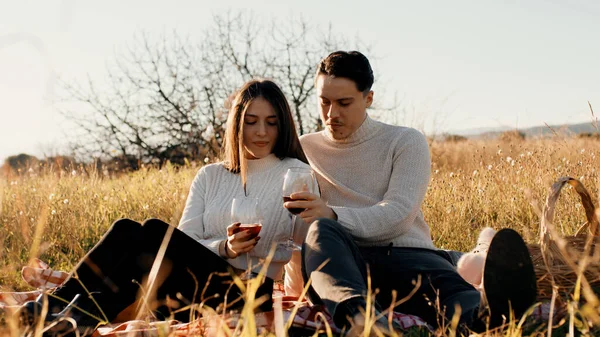 Couple romantique avec des lunettes de vin rouge en plein air — Photo