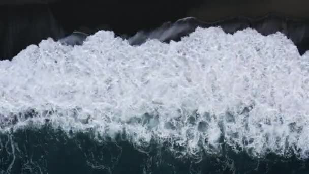 Oceánské vlny šplouchají do písečné pláže — Stock video