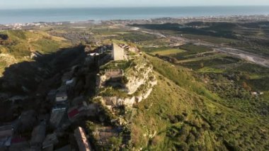 Calabria 'daki eski köyün eski kulesinin havadan görünüşü