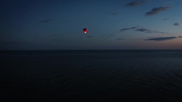 Китайский фонарь, летящий в небе на закате — стоковое видео