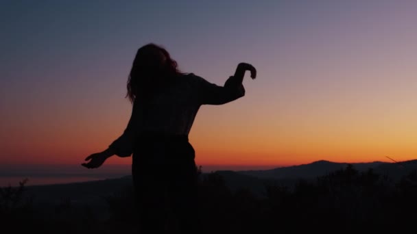 Σιλουέτα χορεύτριας στο φως του ηλιοβασιλέματος — Αρχείο Βίντεο